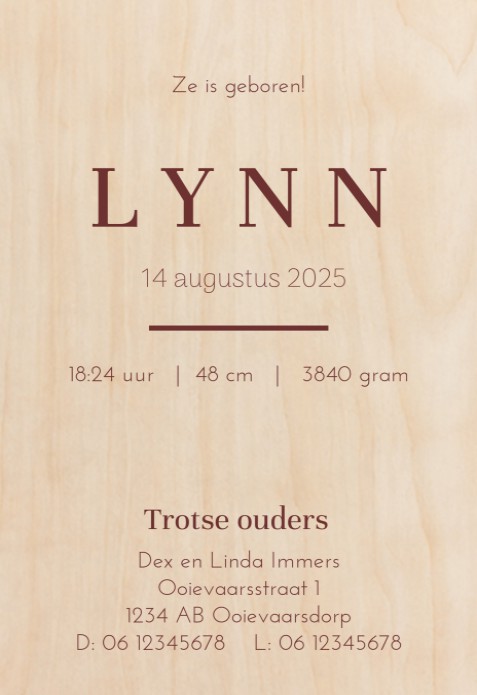 Geboortekaartje minimalistisch letter Lynn - op écht hout achter