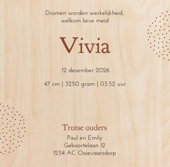 Geboortekaartje terracotta kiezels Vivia - op echt hout achter